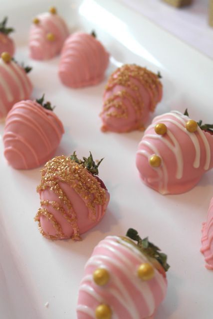 Pink and Gold Strawberries: Could be a good idea as a snack? An alternative could be Pink and Gold/Dark Chocolate Bananas? Bridal Shower Treats, Pink Wedding Colors, Pink Chocolate, Shower Inspiration, Baby Shower Inspiration, Shower Food, Snacks Für Party, Pink Sugar, Covered Strawberries