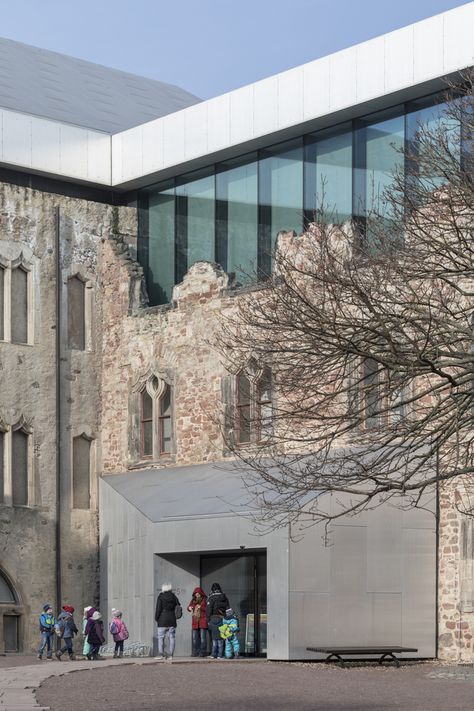 Gallery of A New Roof by Nieto Sobejano Arquitectos Turned This Ancient German Castle Into an Enlarged Exhibition Space - 5 Old Building Renovation, Historical Building Renovation, Rehabilitation Center Architecture, Urban Design Concept, Renovation Architecture, Warehouse Design, Genius Loci, Unusual Buildings, Facade Lighting