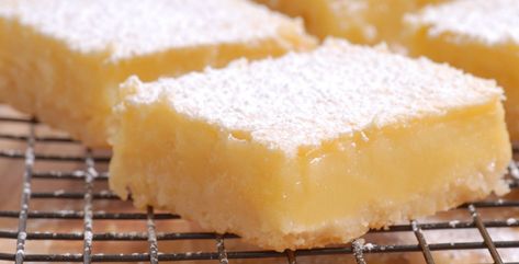 These Lemon Bars and made with a soft shortbread crust and a tangy lemon filling. Homemade lemon squares are so easy and refreshing! Quick Lemon Bars, Delicious Lemon Desserts, Easy Lemon Bars, Lemon Squares Recipe, Best Lemon Bars, Lemon Bars Easy, Lemon Cheesecake Bars, Lemon Brownies, Cake Lemon