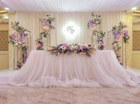 Lilac Quince Main Table, Lilac Wedding Backdrop, Lilac Quinceanera Decorations, Lilac Quinceanera Ideas, Quinceanera Main Table Ideas, Main Table Quinceanera, Pink And Lavender Wedding, Drapery Backdrop, Pink Purple Wedding