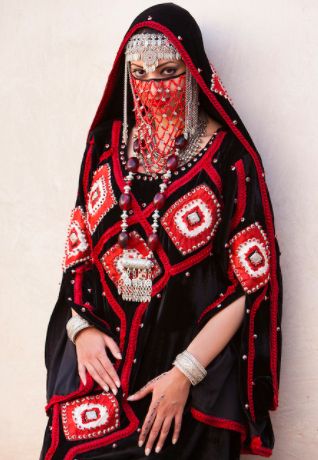 Yemeni woman wearing traditional Yemeni Dress, Yemeni Women, Yemeni Clothes, Desert Clothing, Arabic Clothing, Persian Fashion, Wolf Photography, The Evil Eye, Folk Dresses