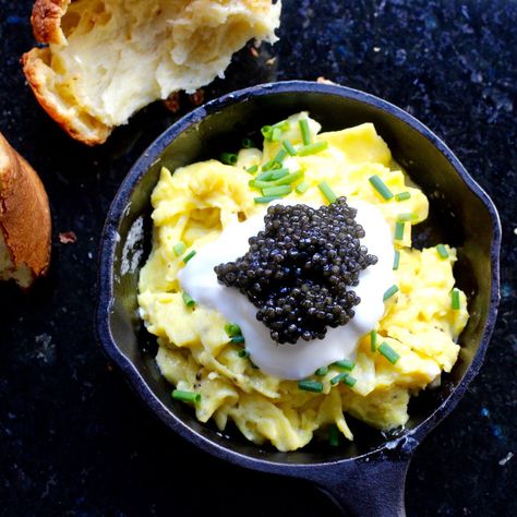 Holiday Breakfast: Scrambled Eggs, Caviar, Crème Fraîche, Chives White Fish Recipes Healthy, Best Grilled Salmon Recipe, Entertaining Dishes, Grilled Seafood Recipes, Caviar Recipes, Cast Iron Skillets, Mexican Breakfast Recipes, Christmas Dinner Menu, Recipes For Breakfast