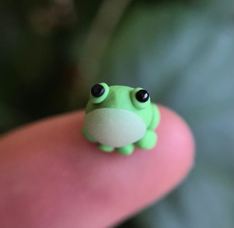 *What it is: A miniature frog figurine, handcrafted from polymer clay! *Size: Measures about 8mm tall. *Info: I made a small batch of these, so the picture is an example of what you will receive but there may be just the slightest differences. Green Clay Ideas, Clay Ideas Step By Step, Frog Clay Sculpture, Modeling Clay Ideas, Clay Date, Frog Clay, Polymer Clay Turtle, Clay Frog, Clay Workshop