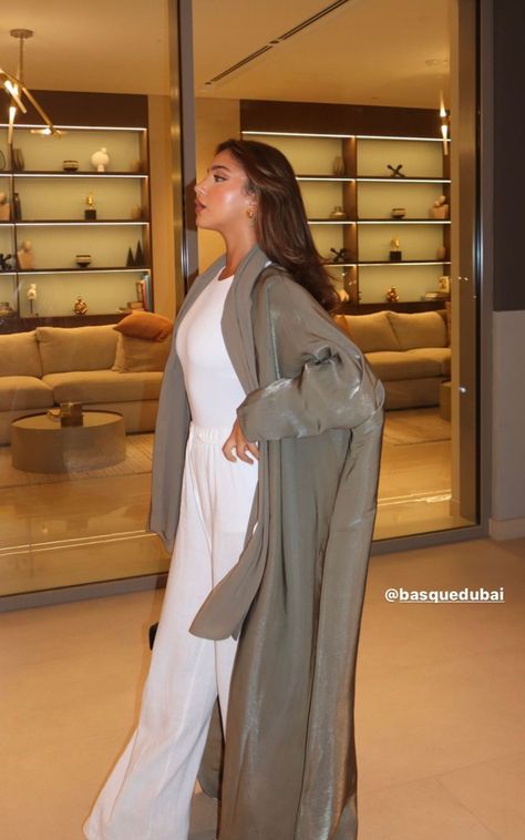 Formal Chic Outfit Women, Khaleeji Abaya Aesthetic, Saudi Arabia Outfit Women, Diana Shekhany, Khaleeji Outfits, Dubai Outfit Ideas For Women, Casual Abaya Outfits, Goals Motivation Quotes, Millionaire Affirmations