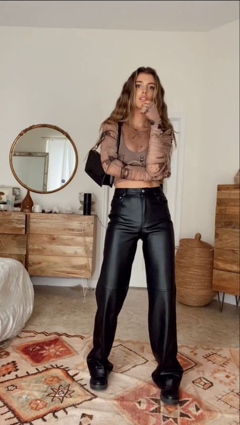 Black Leather Pants Concert Outfit, Leather Straight Pants Outfit, Leather Pants Outfit Concert, How To Style Black Leather Pants, Leather Pants Sneakers, Black Leather Pants Outfit, Women's Leather Pants, Look Legging, Leather Pants Outfit