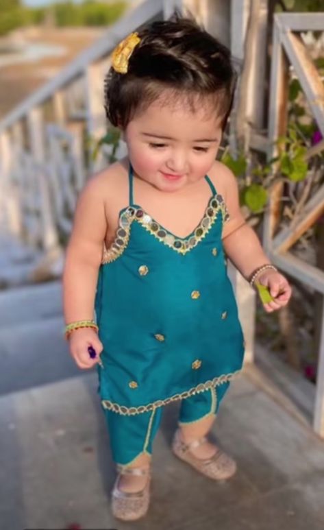 Girls Kaftan, Girl Clothes Ideas, Jai Guru Ji, Kiki Dress, Mother Baby Photography, Kids Party Wear, Baby Girl Clothes Winter