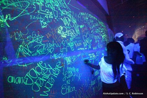 glowing - writing on the walls Play Bedroom, Light Writing, Wall Writing, Prom Decor, Party Wall, 13th Birthday Parties, 10th Birthday Parties, Glow Party, Neon Party