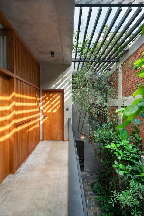 Gallery of Haritha Retreat / Manoj Champika Charted Architect - 4 Urban Home Design, Kisi Kisi, Architecture Journal, Rooftop Terrace Design, Retreat House, Public Architecture, Innovative Architecture, Internal Courtyard, Landscape And Urbanism