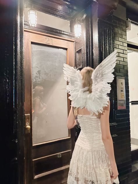 Homemade Angel Costume, Angel Party Outfit, Dark Angel Costume Aesthetic, Ethereal Halloween Costume, Angel Halloween Costume Ideas, Biblically Accurate Angel Costume, Angel Costume Aesthetic, Angel Halloween Makeup, Angel Costumes