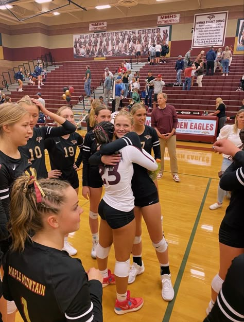 School Volleyball Aesthetic, Volleyball Libero, High School Volleyball, Volleyball Photography, Volleyball Photos, Ball Aesthetic, Volleyball Inspiration, American High School, Volleyball Tips