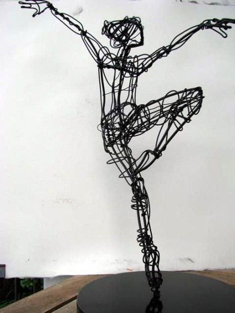 Wire Art Sculpture Easy, Sculpture Easy, Line Sculpture, Wire Sculptures, Wire Art Sculpture, Sculptures Céramiques, Metal Art Welded, Metal Art Diy, Iron Wire