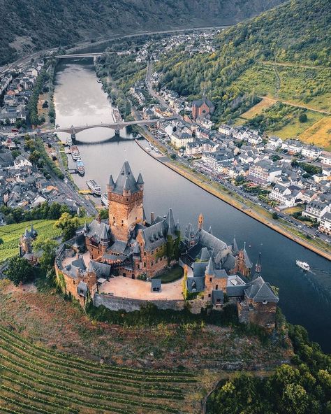 Cochem Germany, Abandoned Castles, Amazing Buildings, Places In The World, Wonderful Picture, Beautiful Castles, Places Of Interest, Medieval Castle, Beautiful Places In The World