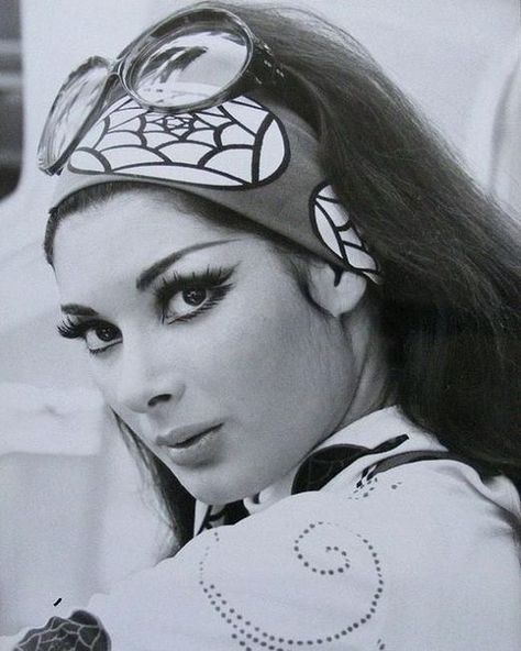 70s Beauty, 1970s Makeup, Edwige Fenech, Klasik Hollywood, 60s Makeup, 70s Makeup, 70s Hair, Retro Makeup, Fashion 70s