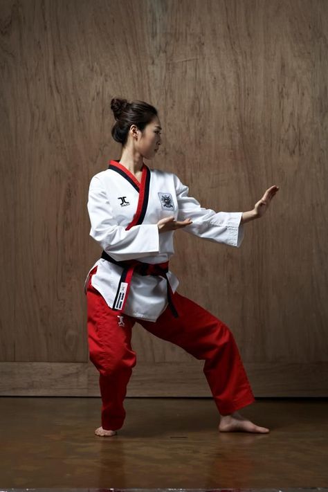 Poomsae Taekwondo Poomsae, Taekwondo Belts, World Taekwondo, Taekwondo Girl, Martial Arts Sparring, Taekwondo Uniform, Logo Club, Karate Martial Arts, Martial Arts Girl