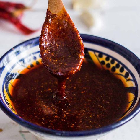 Mexican chili oil is a spicy sauce very popular and easy to make. This salsa oil is extra spicy, filled with bold flavors, and with an amazing fragrance. Mexican Chili Oil Recipe, Chili Oil Sauce, Ground Beef Breakfast, Hot Chili Oil, Mexican Salsa Recipes, Chili Oil Recipe, Mexican Chili, Authentic Mexican Recipes, Chili Sauce Recipe