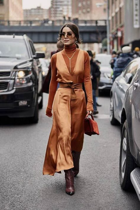 Slip Dress Street Style, Rok Midi, Sandal Tali, Outfit Essentials, New York Street Style, Looks Street Style, Orange Crush, Blogger Fashion, New York Street