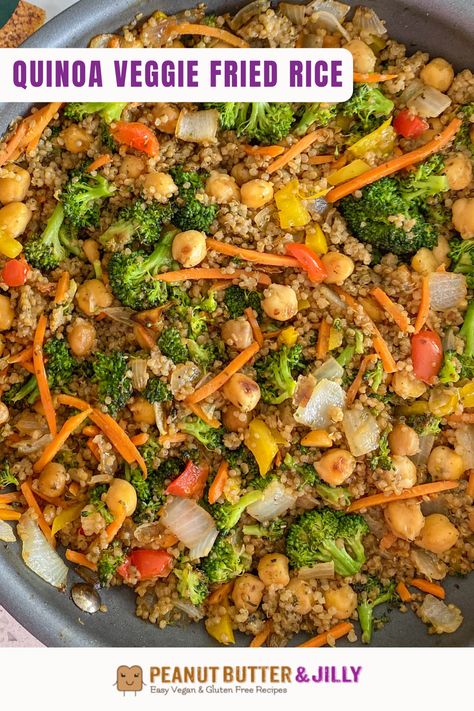 This quinoa fried rice is a fifteen minute meal that everyone in your home will love! It's vegan, gluten-free friendly, flavorful, filling, and delicious! Even meat-eaters love it! Vegan Vegetable Fried Rice, Fried Quinoa Rice, Quinoa Fried Rice Vegan, Quinoa Gluten Free Recipes, Stir Fry Quinoa, Quinoa Fried Rice Recipe, Gluten Free Fried Rice, Gluten Free Quinoa Recipes, Vegetarian Protein Recipes