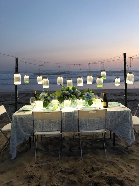 A Magical Dinner on the Beach (via My 100 Year Old Home) Diy Beach Dinner Set Up, Beach Dinner Parties, Low Country Boil Party, Beach Picnic Party, 100 Year Old Home, Beach Dinner, Beach Table, Picnic Decorations, Picnic Birthday