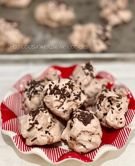 Hot Cocoa Meringue Cookies - These crunchy, sweet, melt in your mouth meringue cookies are the perfect cookie to add to that holiday cookie plate. Cookies Unique, Italian Hot Chocolate, Peppermint Meringues, Assorted Cookies, Christmas Baking Cookies, Chocolate Meringue, The Perfect Cookie, Holiday Cookies Christmas, Cookie Plate