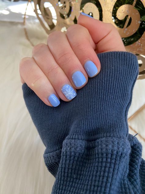 Nail Ideas Shellac Winter, Christmas Nails Light Blue Snowflakes, Gel Nail Designs Short Nails Winter, Preppy Winter Nails Short, Cute Winter Gel Nails, Christmas Shellac Nails Winter, Cute Nails For Winter Short, Snowflake Acrylic Nails Short, Light Blue French Tip Nails With Snowflakes