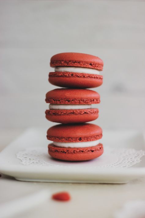 Red Velvet Macarons - Confessions of a Confectionista Red Macarons, Red Velvet Macarons, Easy Chocolate Chip Cookies, Wedding Cake Recipe, Macaroon Recipes, Raspberry Cheesecake, Cheesecake Desserts, Macaron Recipe, Chocolate Chip Recipes