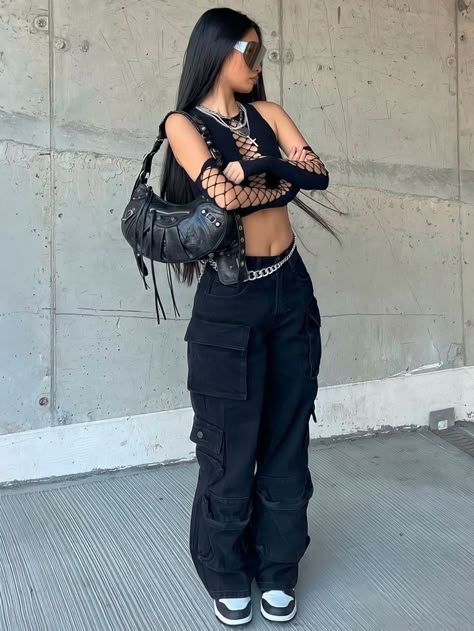 Gunna Rapper Concert Outfit, Streetwear Fashion Petite Women, Rave Outfits Ideas Plus Size, Red Rocks Rave Outfit, 21savage Concert Outfit, Grey Rave Outfits, Future Metro Boomin Concert Outfit, Layered Rave Outfits, Cargo Rave Outfit