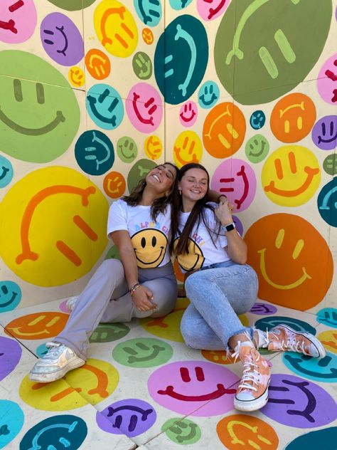 Smiley Face Photo Backdrop, Bid Day Decorations House, Smiley Face Bid Day Theme, Bid Day Photo Backdrop, Happy Face Party Ideas, Smiley Face Theme Party, Mad Happy Bid Day, Smiley Party Theme, Smiley Face Birthday Party Ideas