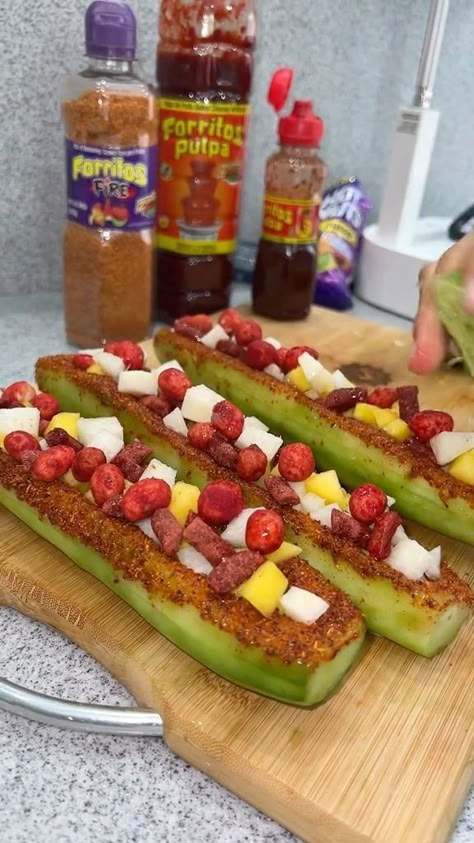 3.5M views · 102K reactions | Les prepare una botana pepinos rellenos | les prepare un botana pepinos rellenos | By Vasilvana1 | Facebook Mexican Dessert Table, Mexican Snacks, Movie Snacks, Mexican Dessert, Food Therapy, Candy Recipes, Pretty Food, I Love Food, Diy Food