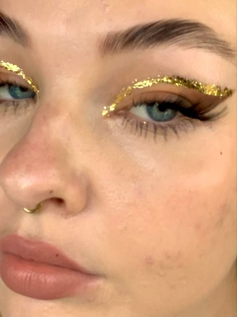 Makeup With Gold Accents, Dance Nails Formal, Makeup Doré, Gold Foil Makeup, Pink And Gold Makeup, Gold Makeup Ideas, Gold Eyelashes, Hippie Makeup, Paper Makeup