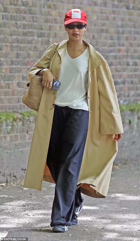 Taylor Russell is seen for the first time since her split from Harry Styles three months ago as she steps out in Hampstead for a casual stroll | Daily Mail Online Fall Clothes Aesthetic, First Day Of Work Outfit, Meg Ryan Fall, Work Outfit Business Casual, Wine Evening, Pattie Boyd, Collage Outfits, October Fashion, Taylor Russell