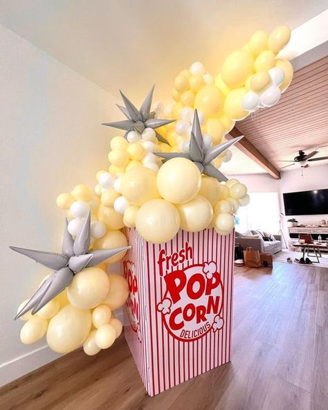 Balloon Popcorn Bucket, Popcorn Table Decorations, Popcorn Balloons Decoration, Popcorn Balloon Garland, Popcorn Balloon Arch, Diy Popcorn Boxes, Popcorn Balloons, Popcorn Balloon, Popcorn Crafts