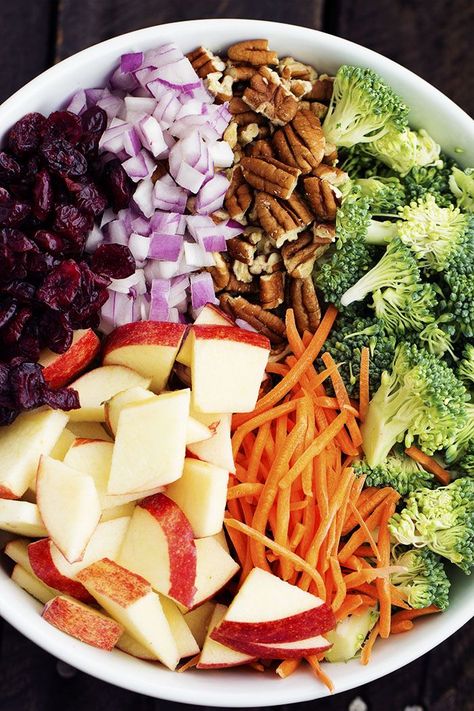 Broccoli, pecans, cranberries, carrots and apples come together with delicious flavors and textures. The creamy dressing makes this salad incredible! Broccoli Apple Salad, Salad Cobb, Recipe With Apples, Healthy Broccoli Salad, Healthy Broccoli, Apple Salad Recipes, Creamy Broccoli, Broccoli Salad Recipe, Walnut Recipes