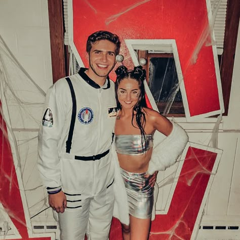 Space Cowboys Couple Costume, Alien Outfit Men, Nasa And Alien Couple Costume, Chic Alien Costume, Couple Halloween Costumes Alien, Alien Astronaut Costume, Alien Couples Costume, Couples Alien Costume, Space Couple Costume