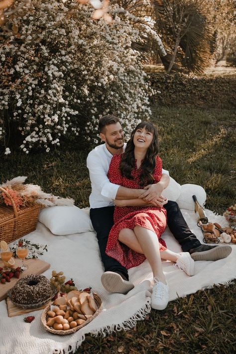 Uma tarde de sol e um picnic preparado pelos noivos! Picnic Engagement Photos, Picnic Photo Shoot, Pregnancy Announcement Photoshoot, Engagement Announcement Photos, Wedding Fotos, Picnic Engagement, Picnic Theme, Indian Wedding Photography Couples, Pre Wedding Photoshoot Outdoor