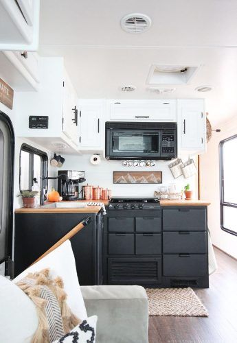 Rv Kitchen Remodel, Two Tone Kitchen Cabinets, Camper Kitchen, Kabinet Dapur, Rv Kitchen, Two Tone Kitchen, Living Vintage, Rv Renovations, Camper Living