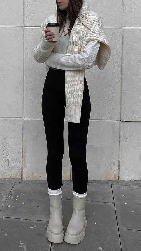 Outfit Inspirations With Leggings, Winter Girl Aesthetic Outfits, Autumn Outfits With Leggings, Aesthetic Outfits Girl Winter, Outfit Ideas Winter School Leggings, Outfit Ideas For Winter School, Winter Outfits With Blue Jeans, Winter Blue Jeans Outfit, Comfy Chic Fall Outfits