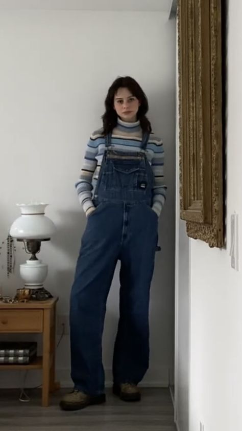 Rory Gilmore Overalls, Overalls Outfit Sweater, Overalls Outfit Autumn, How To Style Overalls Winter, Sweater With Overalls Outfit, Overall With Sweater Outfit, Overall And Sweater Outfit, Overalls Sweater Outfit, Denim Overalls Outfit Winter