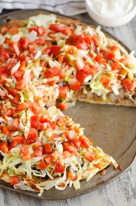 Easy Taco Pizza Pizza Nachos Recipe, Chewy Pizza Crust, Homemade Taco Pizza, Easy Taco Pizza, Pizza Nachos, Easy Pizza Recipes, Taco Pizza Recipes, Mexican Pizza Recipe, Nachos Recipe Easy