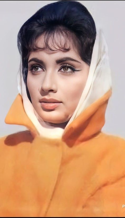 Old Heroines Bollywood, Sadhana Actress, Old Film Stars, Bollywood Pictures, Bollywood Posters, Retro Bollywood, Romantic Couples Photography, Film Icon, Beautiful Dresses For Women