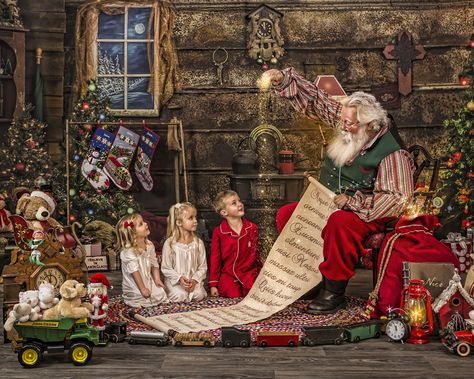 Christmas Shop Window, Santa Claus Pictures, Christmas Booth, Santa Experience, Memories Art, Decoration Shabby, Diy Santa, Christmas Window Display, Christmas Props