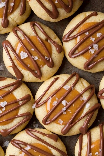 Thumbprint Cookies Christmas, Twix Cupcakes, Twix Cookie, Dessert Photos, Chocolate Thumbprint Cookies, Chocolate Ideas, Thumbprint Cookies Recipe, Twix Cookies, Cream Photos