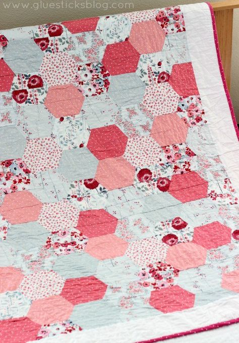 Make a hexagon quilt the easy way! No "y" seams, just straight line sewing. Makes a darling throw, baby quilt, or bed quilt depending on how many half-hexagons you stitch together. Hexagon Quilt Pattern, Gingham Quilt, Bedding Quilts, Hexagon Patchwork, Hexie Quilt, English Paper Piecing Quilts, Baby Quilt Pattern, Baby Quilt Patterns, Pinwheel Quilt