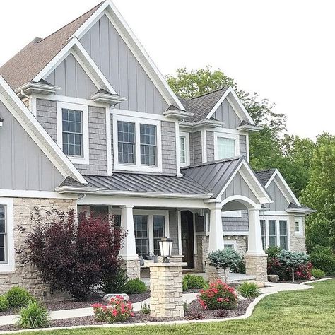 Craftsman Home Exterior, Gray House, Home Exterior Makeover, Casas Coloniales, Cape Cod House, Craftsman Style Homes, Bungalow Design, Exterior Makeover, Modern Bungalow