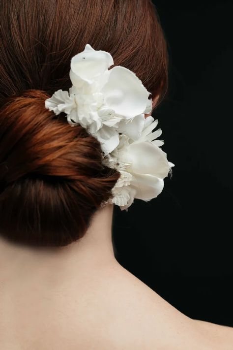 Our "Soothe" pins are a symbol of timeless feminity, grace and elegance. Delicately adorned with white chiffon flowers, clear crystals, petite off-white flowers, off-white mother of pearl leaves, and white pearls. White Flower Headpiece, White Flower Hair Piece, Flower Hair Piece, Halo 1, Flower Hair Pieces, Maria Elena, Flower Headpiece, Chiffon Flowers, Luxury Purses