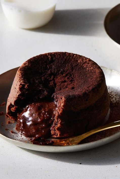 Lava Cake Recipe, Molten Cake, Lava Cake Recipes, Chocolate Truffle Cake, Flourless Cake, Molten Lava Cakes, Fruit Dessert Recipes, Molten Chocolate, Chocolate Lava