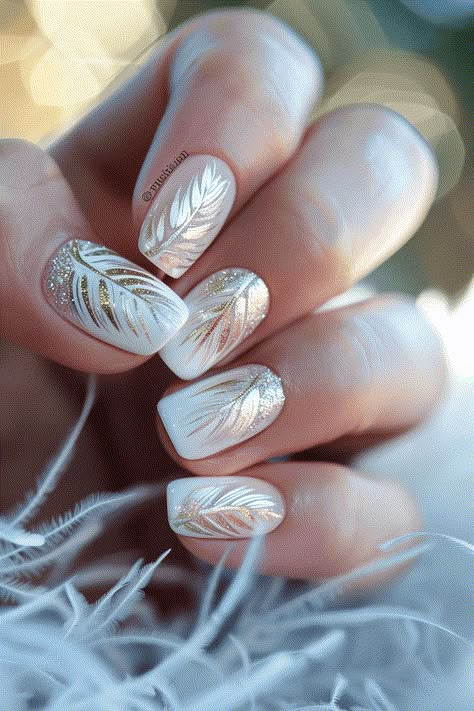 elegant Bohemian nails white gold feather Nail Art Boho, Boho Nail Ideas, Bohemian Nails, Feather Nail Art, White Nails With Gold, Nail 2024, Feather Nails, Chic Nail Designs, Boho Nails