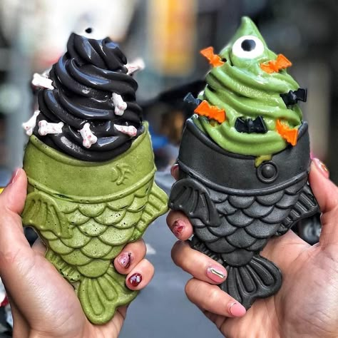 Matcha Taiyaki, Taiyaki Ice Cream, Kue Macaroon, Halloween Ice Cream, Kawaii Cooking, Ice Cream Candy, Ice Cream Sandwiches, Cute Snacks, Japanese Dessert