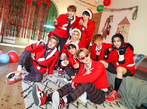 Kids Groups, Celebrity Look Alike, Christmas Icons, Skz In Cute, Celebrity Art, Kids Wallpaper, Famous Celebrities, Look At You, Christmas Wallpaper