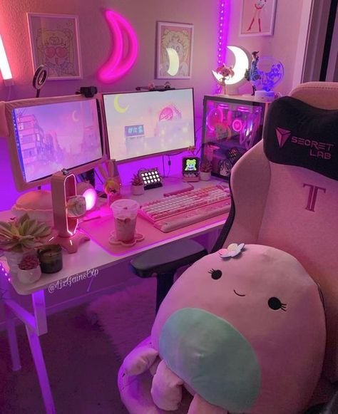 Squishmallows are such cute decor for pc gaming / gamer girl setups! And they're so great to snuggle with too! Girly Streaming Setup, Multiple Monitors Setup, Women Gaming Setup, Cute Gamer Bedroom, Steam Pfp Aesthetic, Girly Gaming Setup Aesthetic, Gaming Room Kawaii, Stream Room Ideas, Pink Computer Setup