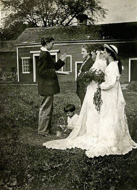 Lgbtq-Gay-People-Vintage-Photos Love Of Lesbian, Vintage Lesbian, Gay History, Lgbt History, Woman Loving Woman, Lgbt Love, Gay Romance, Lesbian Wedding, Vintage Portraits